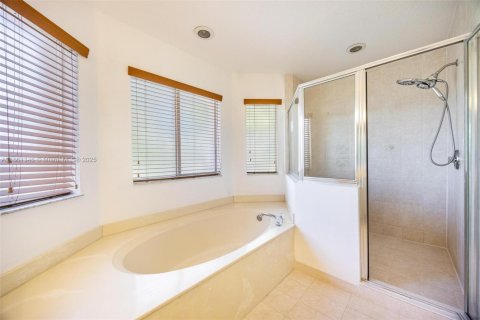 Casa en venta en Miami, Florida, 4 dormitorios, 242.1 m2 № 1891831 - foto 19