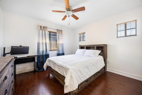 Casa en venta en Miami, Florida, 4 dormitorios, 242.1 m2 № 1891831 - foto 20