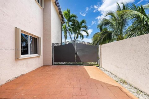 Casa en venta en Miami, Florida, 4 dormitorios, 242.1 m2 № 1891831 - foto 26