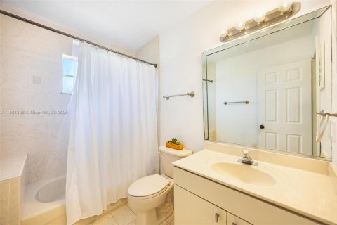 Casa en venta en Miami, Florida, 4 dormitorios, 242.1 m2 № 1891831 - foto 22