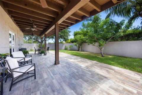 Casa en venta en Miami, Florida, 4 dormitorios, 242.1 m2 № 1891831 - foto 23