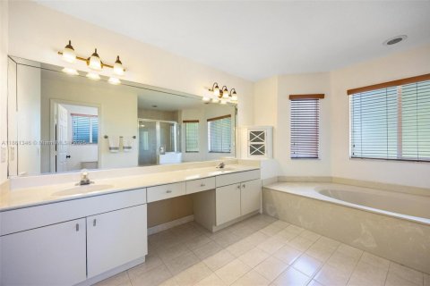 Casa en venta en Miami, Florida, 4 dormitorios, 242.1 m2 № 1891831 - foto 18