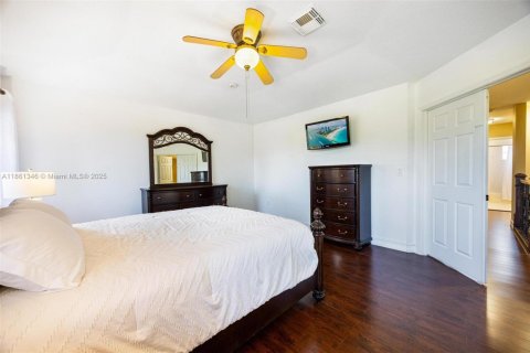 Casa en venta en Miami, Florida, 4 dormitorios, 242.1 m2 № 1891831 - foto 17