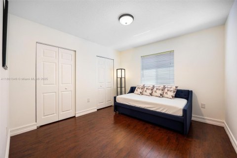 Casa en venta en Miami, Florida, 4 dormitorios, 242.1 m2 № 1891831 - foto 21