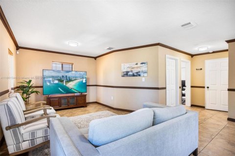Casa en venta en Miami, Florida, 4 dormitorios, 242.1 m2 № 1891831 - foto 8