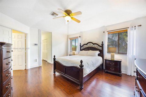 Casa en venta en Miami, Florida, 4 dormitorios, 242.1 m2 № 1891831 - foto 16