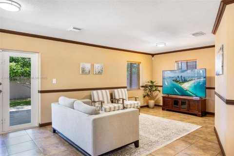 Casa en venta en Miami, Florida, 4 dormitorios, 242.1 m2 № 1891831 - foto 7