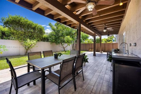 Casa en venta en Miami, Florida, 4 dormitorios, 242.1 m2 № 1891831 - foto 24