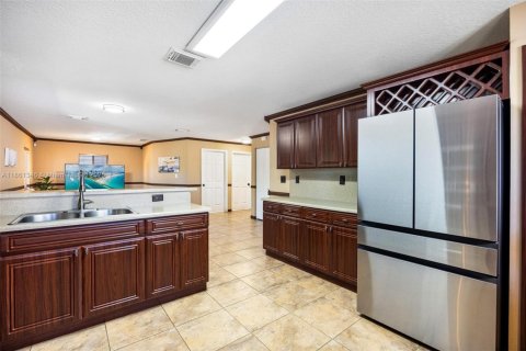 Casa en venta en Miami, Florida, 4 dormitorios, 242.1 m2 № 1891831 - foto 11