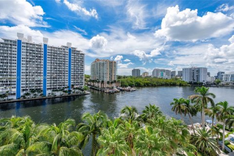 Condo in Fort Lauderdale, Florida, 1 bedroom  № 1924780 - photo 3