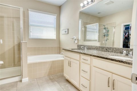 House in Winter Garden, Florida 3 bedrooms, 211.63 sq.m. № 2123381 - photo 30