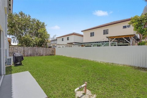 House in Miami, Florida 4 bedrooms, 219.25 sq.m. № 2168290 - photo 20