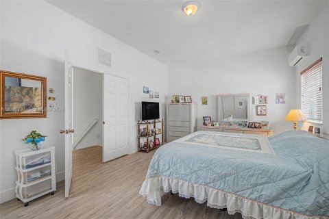 House in Miami, Florida 4 bedrooms, 219.25 sq.m. № 2168290 - photo 13