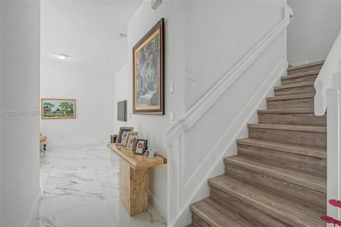 House in Miami, Florida 4 bedrooms, 219.25 sq.m. № 2168290 - photo 11
