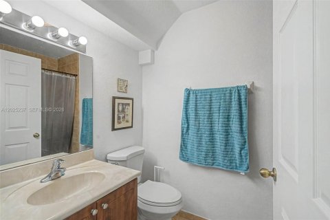 House in Miami, Florida 4 bedrooms, 219.25 sq.m. № 2168290 - photo 10