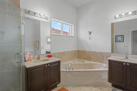 House in Miami, Florida 4 bedrooms, 219.25 sq.m. № 2168290 - photo 14