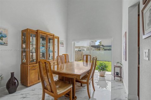 House in Miami, Florida 4 bedrooms, 219.25 sq.m. № 2168290 - photo 4