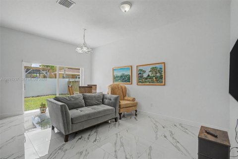 House in Miami, Florida 4 bedrooms, 219.25 sq.m. № 2168290 - photo 8