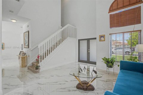 House in Miami, Florida 4 bedrooms, 219.25 sq.m. № 2168290 - photo 2