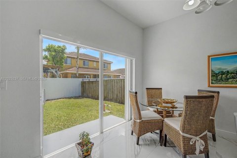 House in Miami, Florida 4 bedrooms, 219.25 sq.m. № 2168290 - photo 7