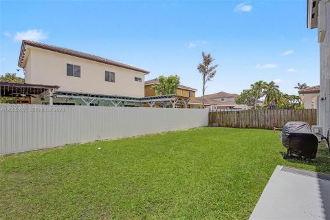 House in Miami, Florida 4 bedrooms, 219.25 sq.m. № 2168290 - photo 19