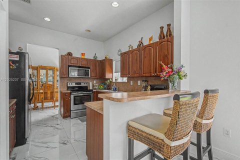 House in Miami, Florida 4 bedrooms, 219.25 sq.m. № 2168290 - photo 5