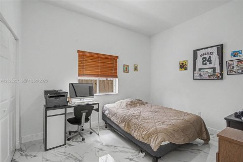 House in Miami, Florida 4 bedrooms, 219.25 sq.m. № 2168290 - photo 9