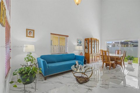 House in Miami, Florida 4 bedrooms, 219.25 sq.m. № 2168290 - photo 3