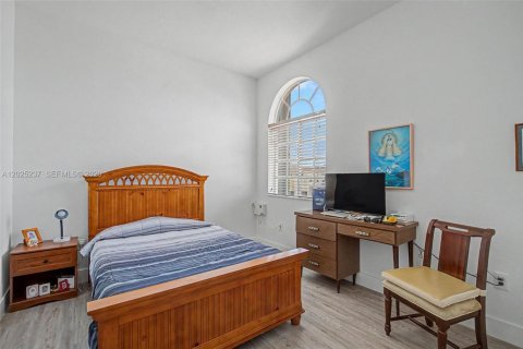House in Miami, Florida 4 bedrooms, 219.25 sq.m. № 2168290 - photo 16