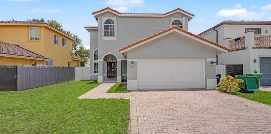 House in Miami, Florida 4 bedrooms, 219.25 sq.m. № 2168290
