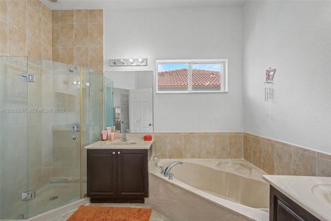 House in Miami, Florida 4 bedrooms, 219.25 sq.m. № 2168290 - photo 15