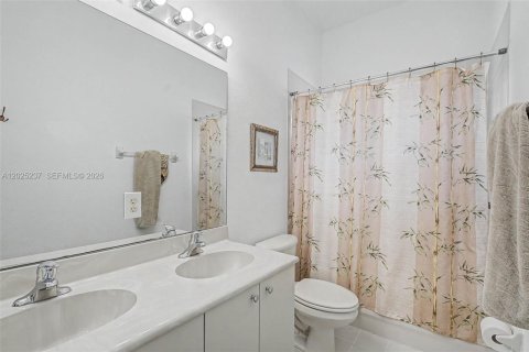 House in Miami, Florida 4 bedrooms, 219.25 sq.m. № 2168290 - photo 17
