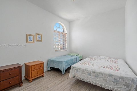 House in Miami, Florida 4 bedrooms, 219.25 sq.m. № 2168290 - photo 18