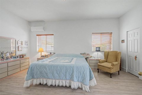 House in Miami, Florida 4 bedrooms, 219.25 sq.m. № 2168290 - photo 12