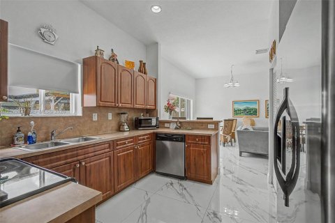 House in Miami, Florida 4 bedrooms, 219.25 sq.m. № 2168290 - photo 6