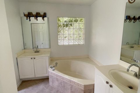 House in Riviera Beach, Florida 3 bedrooms, 146.79 sq.m. № 2086467 - photo 14