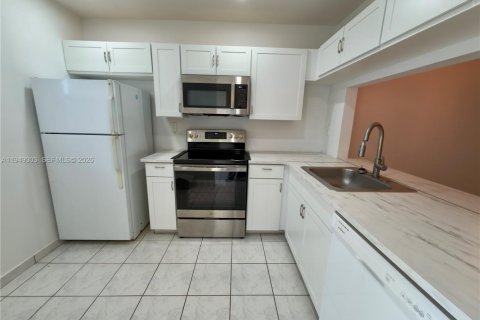 Copropriété à vendre à Pembroke Pines, Floride: 2 chambres, 74.88 m2 № 2005489 - photo 4