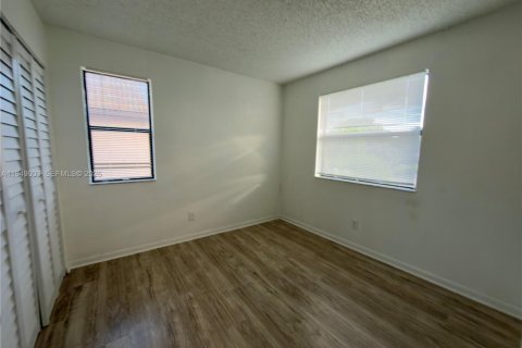 Copropriété à vendre à Pembroke Pines, Floride: 2 chambres, 74.88 m2 № 2005489 - photo 8