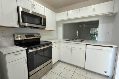Copropriété à vendre à Pembroke Pines, Floride: 2 chambres, 74.88 m2 № 2005489 - photo 5