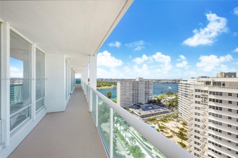 Condo in Fort Lauderdale, Florida, 3 bedrooms  № 2018359 - photo 10