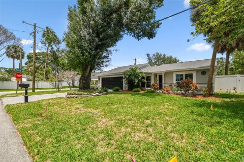 House in Tampa, Florida 3 bedrooms, 184.32 sq.m. № 1909618 - photo 2