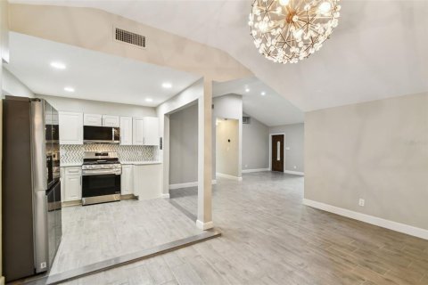 House in Tampa, Florida 3 bedrooms, 184.32 sq.m. № 1909618 - photo 14