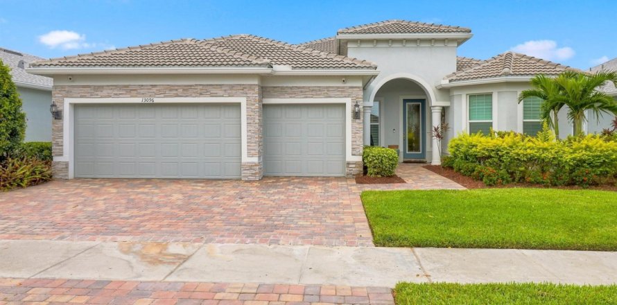 House in Port St. Lucie, Florida 3 bedrooms, 231.14 sq.m. № 2350438