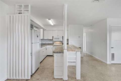 House in Saint Petersburg, Florida 3 bedrooms, 95.88 sq.m. № 1848222 - photo 8
