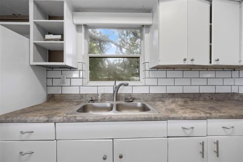House in Saint Petersburg, Florida 3 bedrooms, 95.88 sq.m. № 1848222 - photo 6
