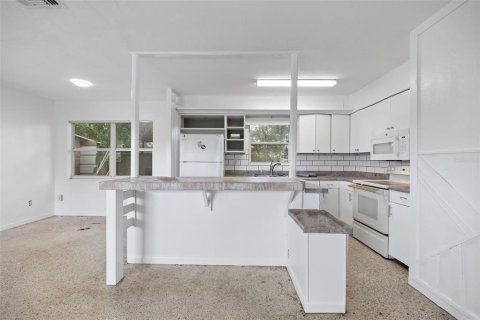 House in Saint Petersburg, Florida 3 bedrooms, 95.88 sq.m. № 1848222 - photo 9