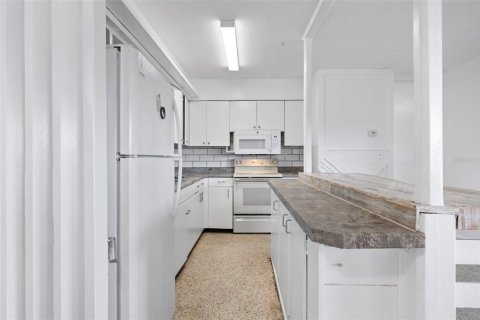 House in Saint Petersburg, Florida 3 bedrooms, 95.88 sq.m. № 1848222 - photo 7