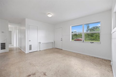 House in Saint Petersburg, Florida 3 bedrooms, 95.88 sq.m. № 1848222 - photo 4