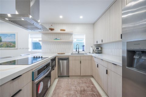 Casa en venta en Miami, Florida, 3 dormitorios № 2015705 - foto 2