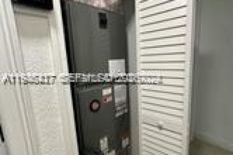 Casa en venta en Miami Gardens, Florida, 4 dormitorios, 151.24 m2 № 2032178 - foto 11